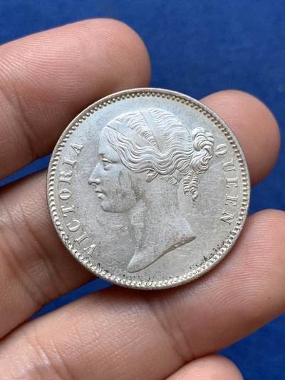 《竞宝斋》第410场 周日，周一，2场连拍 （全场包邮） 英属印度1840年维多利亚双辫1卢比银币 状态非常好