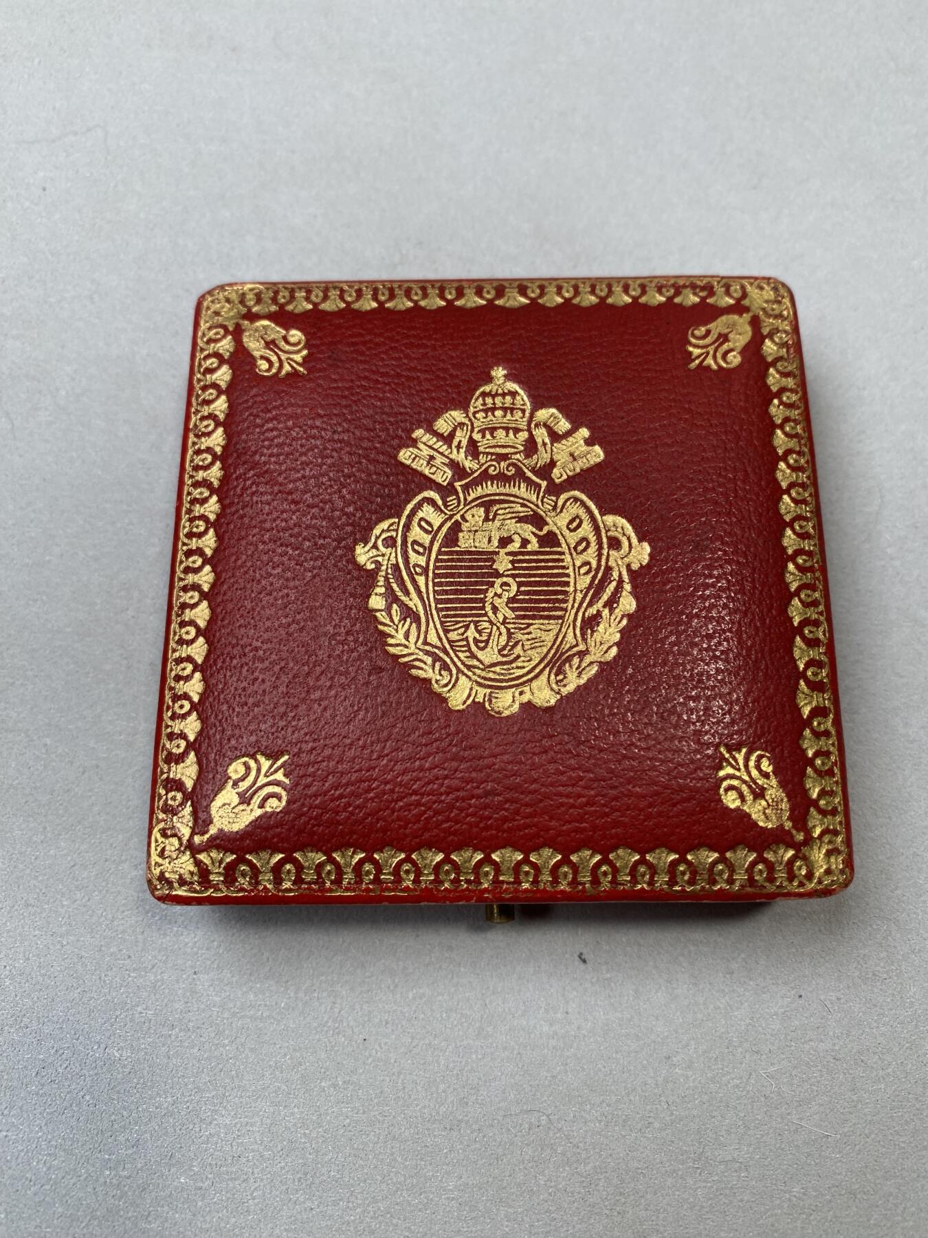 万国钱币拍卖第051期 NGC MS65 1903年意大利教皇国庇护十世登基纪念大银章 精制镜面幻视七彩高浮雕十字交叉的月桂树枝上的教皇徽章异常漂亮 原盒一并拍出 43.5MM 35.95G