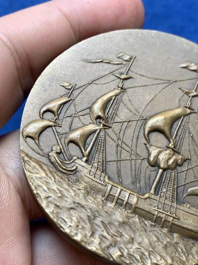 《竞宝斋》第410场 周日，周一，2场连拍 （全场包邮） 法国巴黎第八届国际航海展览会纪念大铜章 好品 高浮雕 85.3克 58.5mm 丰饶角铜标