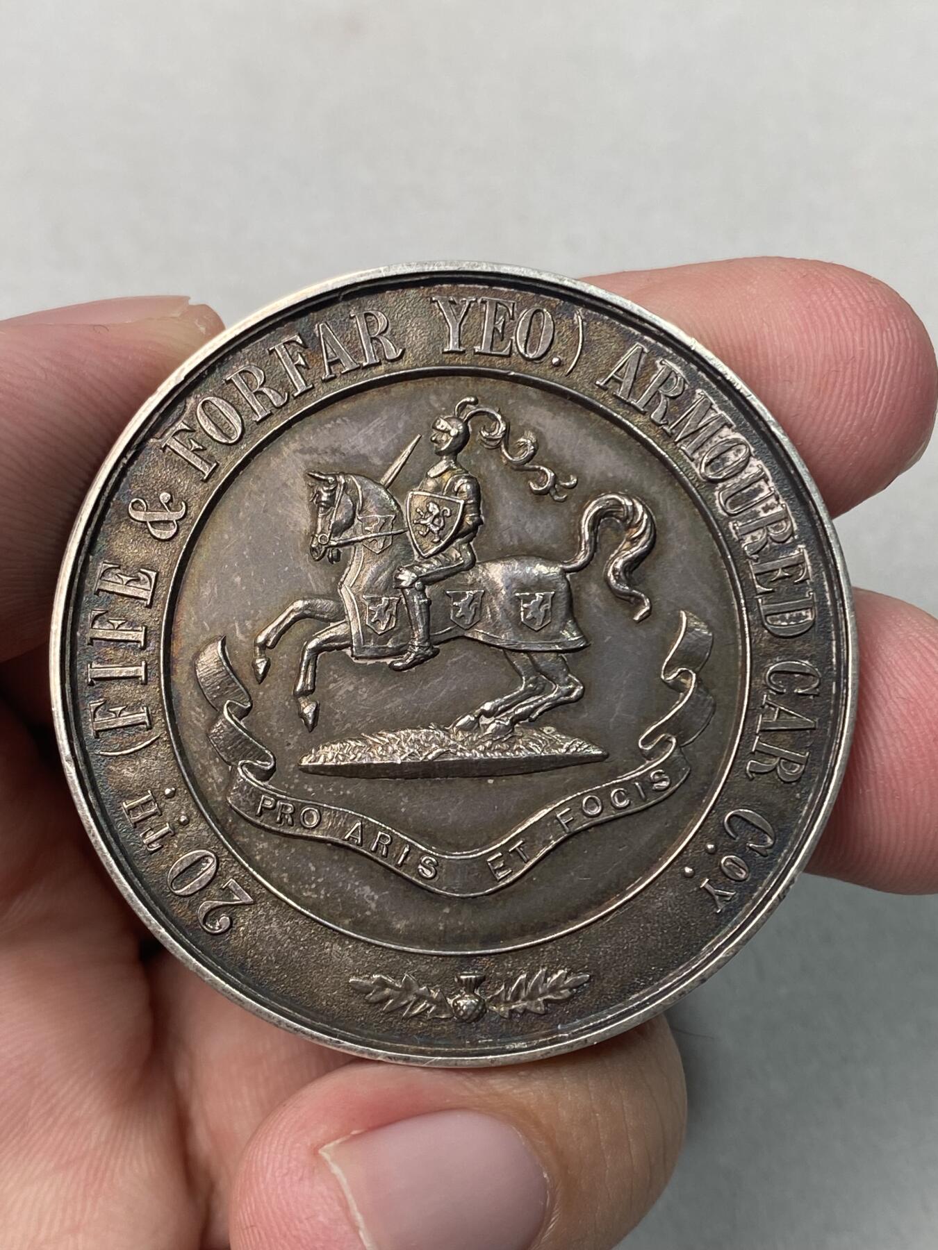 万国钱币拍卖第051期 1925年英国Fife & Forfar Yeomanry装甲车团女兵比赛获奖银章，直径44.5毫米，重约46.2克。正面刻有骑士骑马图案和装甲车团标志，背面刻有