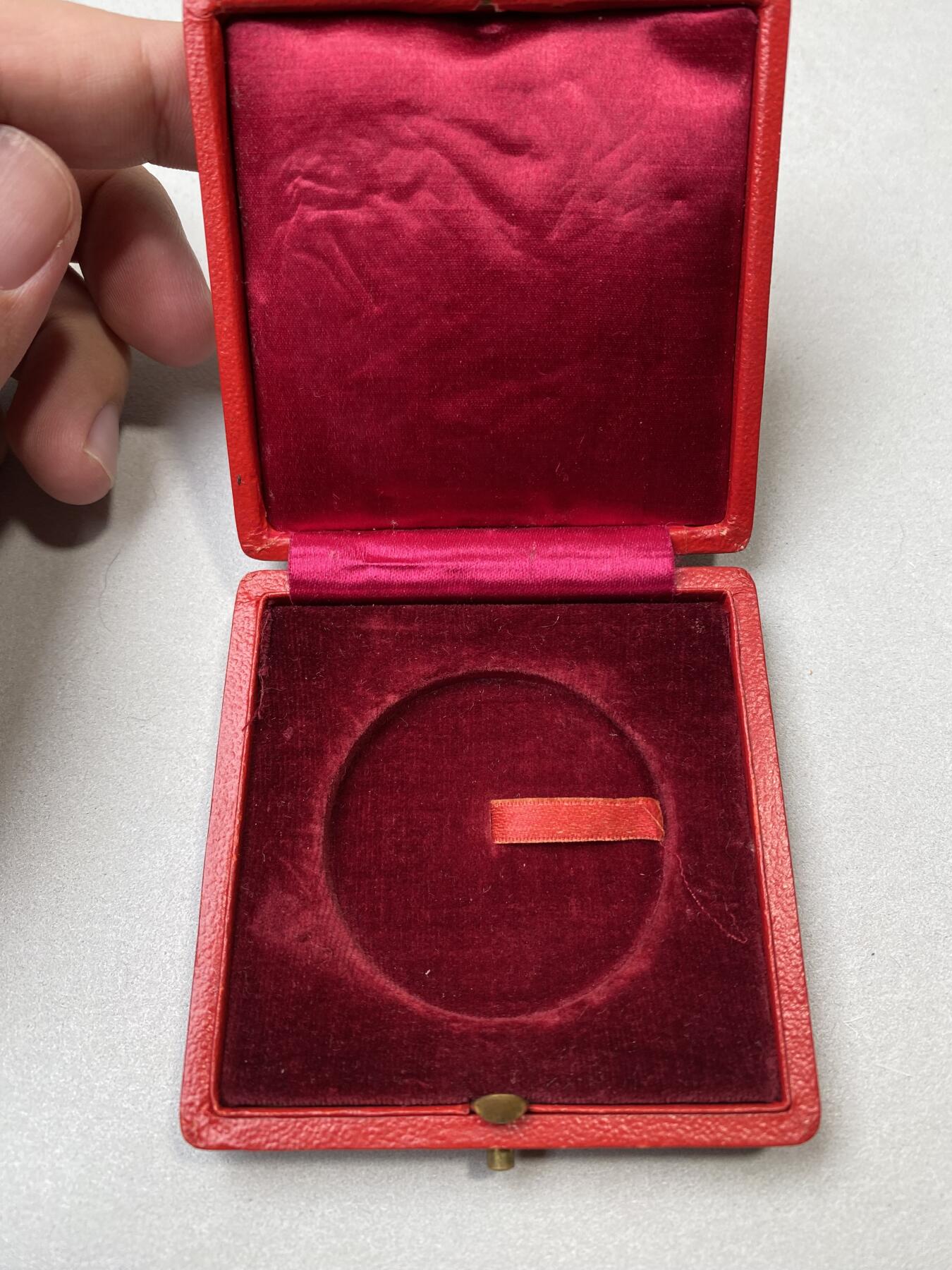 万国钱币拍卖第051期 NGC MS65 1903年意大利教皇国庇护十世登基纪念大银章 精制镜面幻视七彩高浮雕十字交叉的月桂树枝上的教皇徽章异常漂亮 原盒一并拍出 43.5MM 35.95G