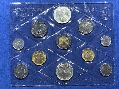 《竞宝斋》第410场 周日，周一，2场连拍 （全场包邮） 原册未拆 意大利 1986 套币，内含2枚银币。