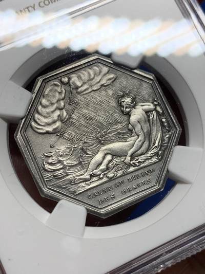 《竞宝斋》第410场 周日，周一，2场连拍 （全场包邮） NGC MS64 法国镀银铜质八角代币，高分，正面有一位半裸神祇，悠然躺卧在波涛中，风暴和闪电在远方酝酿，脚下流水环绕。下方铭文“CALME AU MILIEU DES ORAGES”（风暴中的宁静）寓意从容面对危机。