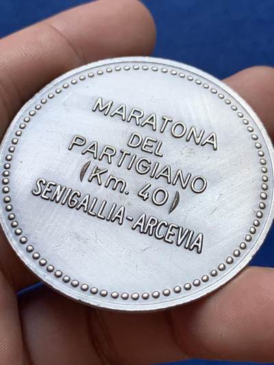 《竞宝斋》第410场 周日，周一，2场连拍 （全场包邮） 意大利塞尼加利亚-阿尔切维亚马拉松纪念章 43.9克 50.2mm
