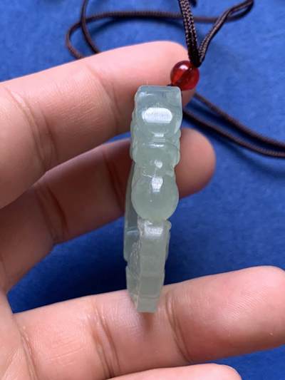 《竞宝斋》第410场 周日，周一，2场连拍 （全场包邮） 玉质龙腾虎跃挂饰一只 直径约44mm 厚约9.9mm 23.4克