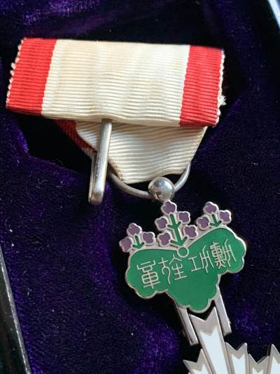 《竞宝斋》第410场 周日，周一，2场连拍 （全场包邮） 日本勋六等单光旭日章 银质 红色旭日和紫绿桐花完整为经典七宝烧 红白绶带 略章齐全 木质原盒刻字清晰