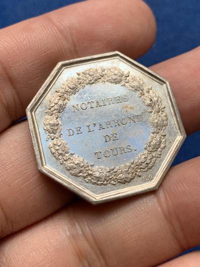 《竞宝斋》第410场 周日，周一，2场连拍 （全场包邮） 法国卢瓦尔公证人八角银代币 12.4克 30.6mm 手指银标
