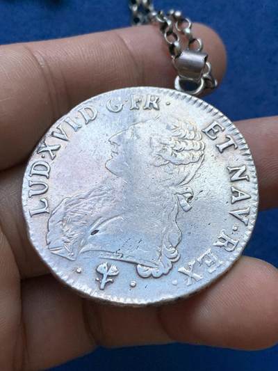 《竞宝斋》第410场 周日，周一，2场连拍 （全场包邮） 1785年路易十六1埃居银币 带链子重约38.2克 41.2mm 链子材质不明