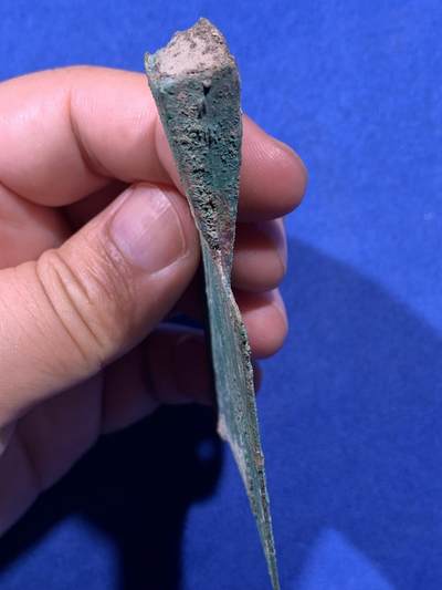 《竞宝斋》第410场 周日，周一，2场连拍 （全场包邮） 公博 美88分 先秦三晋地区斜肩“武”字空首布 品相极好 附X光图