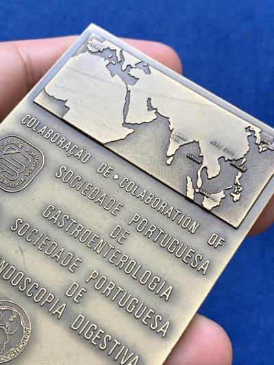 《竞宝斋》第410场 周日，周一，2场连拍 （全场包邮） 1985年澳门大铜章，国际消化学大会纪念章，215克，60*89.7mm，大三牌坊设计精美，罕见。