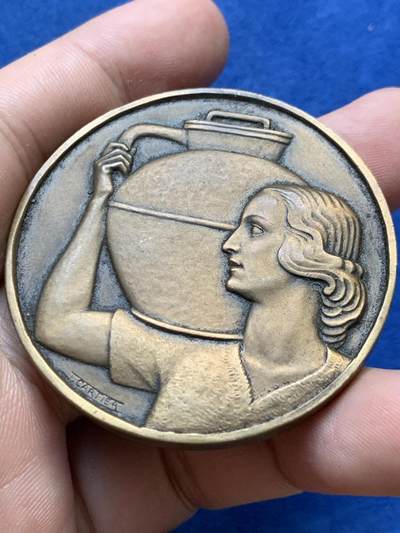 《竞宝斋》第410场 周日，周一，2场连拍 （全场包邮） 名家名作国家铸币师托马斯卡地亚作女神铜章 59.2克 49.9mm 三角铜标 带盒