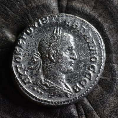 【良泉】第38期【直播场】9月18日晚19.30点开拍！ 组，西方古代钱币、丝路杂项专场  -  【藏家出品A】【少见】【古罗马】 伽卢斯 四德拉克马银币（公元 251-253 年在位）塞琉西亚与皮埃里亚地区发行，安条克城造币厂。伽卢斯的四德拉克马银币较为少见 直径 27.00 毫米，重量 12.53 克，公元 251-253 年打制。