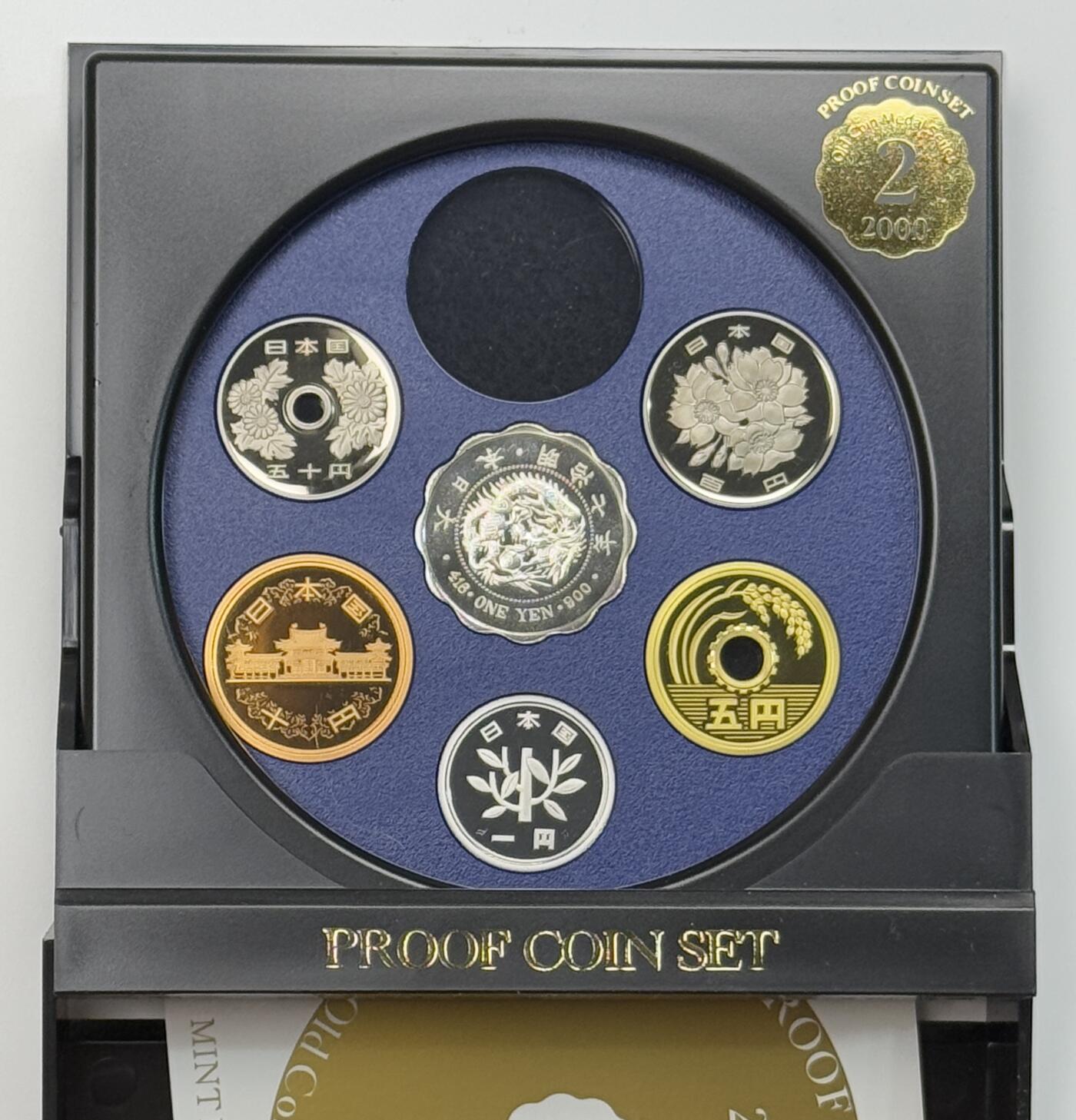 S&S Numismatic世界钱币-拍卖 第113期  日本2000年 5枚精制套币+1枚7克镀金龙洋银章 盒证齐全（里面没有500円）