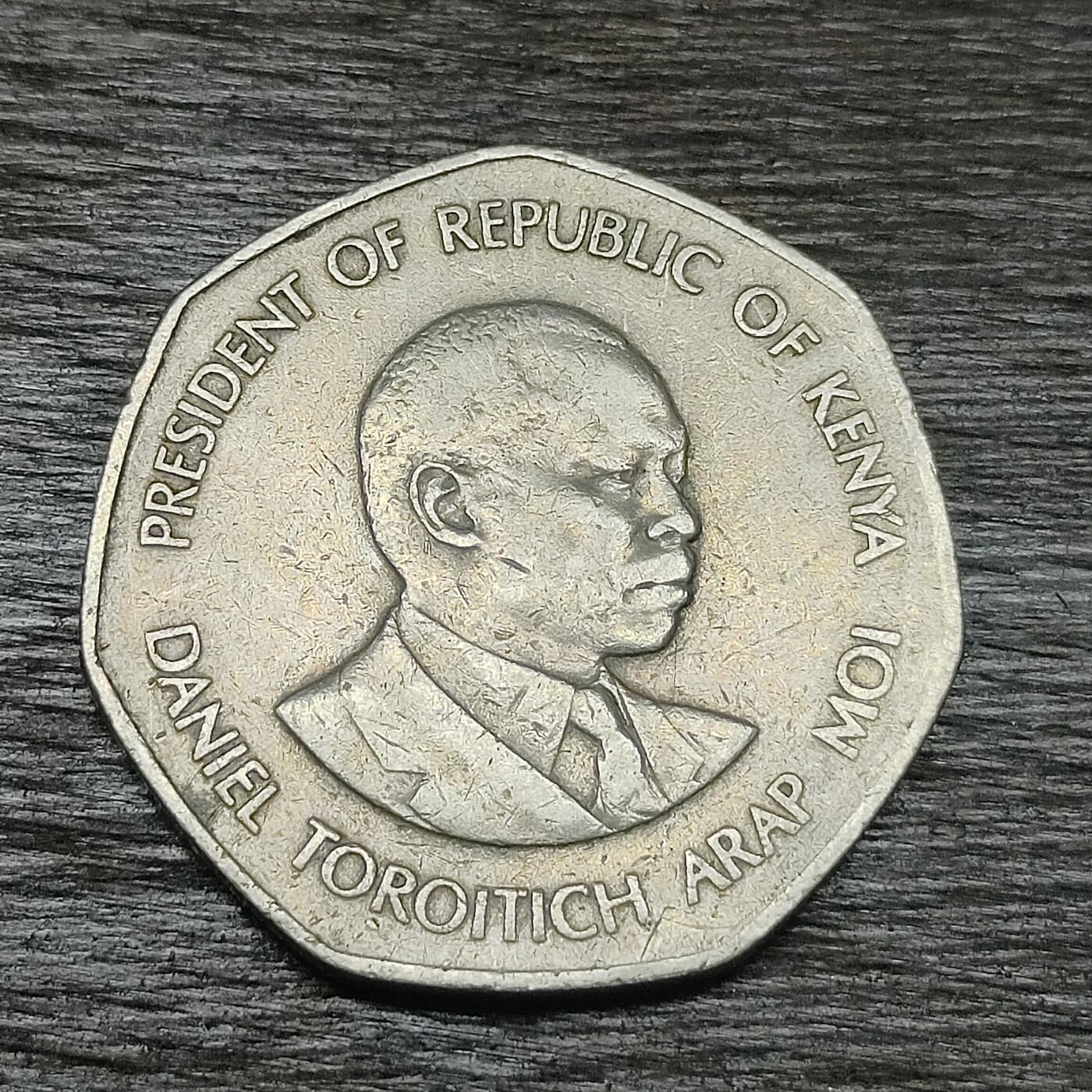 【铜匠收藏】★第130场★散币场，无佣金，30包邮。不满30元，支付5元运费。《接受代拍 代送NGC评级》 1985年 肯尼亚 5先令 铜镍币 总统阿尔斯普莫伊