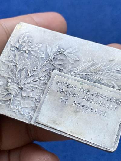 《竞宝斋》第410场 周日，周一，2场连拍 （全场包邮） 波尔多法殖油厂纪念镀银铜章 高浮雕 68.3克 59.8*45mm