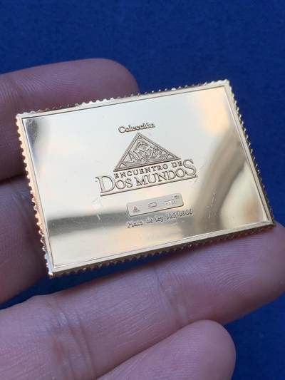 《竞宝斋》第410场 周日，周一，2场连拍 （全场包邮） 西班牙邮政发行美洲探索系列-1976年西班牙国王胡安.卡洛斯一世和王后索菲亚访问美洲 12比塞塔 925银镀金邮票型银章 26.8克 41*30.7mm