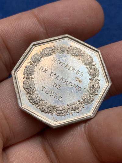 《竞宝斋》第410场 周日，周一，2场连拍 （全场包邮） 法国卢瓦尔公证人八角银代币 12.4克 30.6mm 手指银标