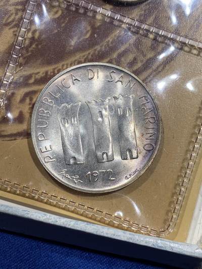 《竞宝斋》第410场 周日，周一，2场连拍 （全场包邮） 原盒证书 圣马力诺1972年8枚封装套币 其中一枚500里拉是银币 证书里带全套72年邮票8张 非常稀少