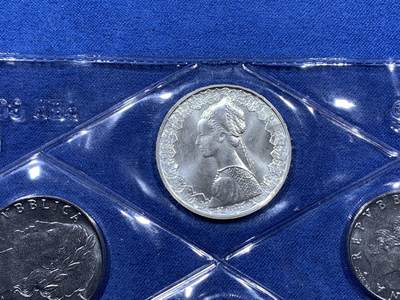 《竞宝斋》第410场 周日，周一，2场连拍 （全场包邮） 原册未拆 意大利 1986 套币，内含2枚银币。