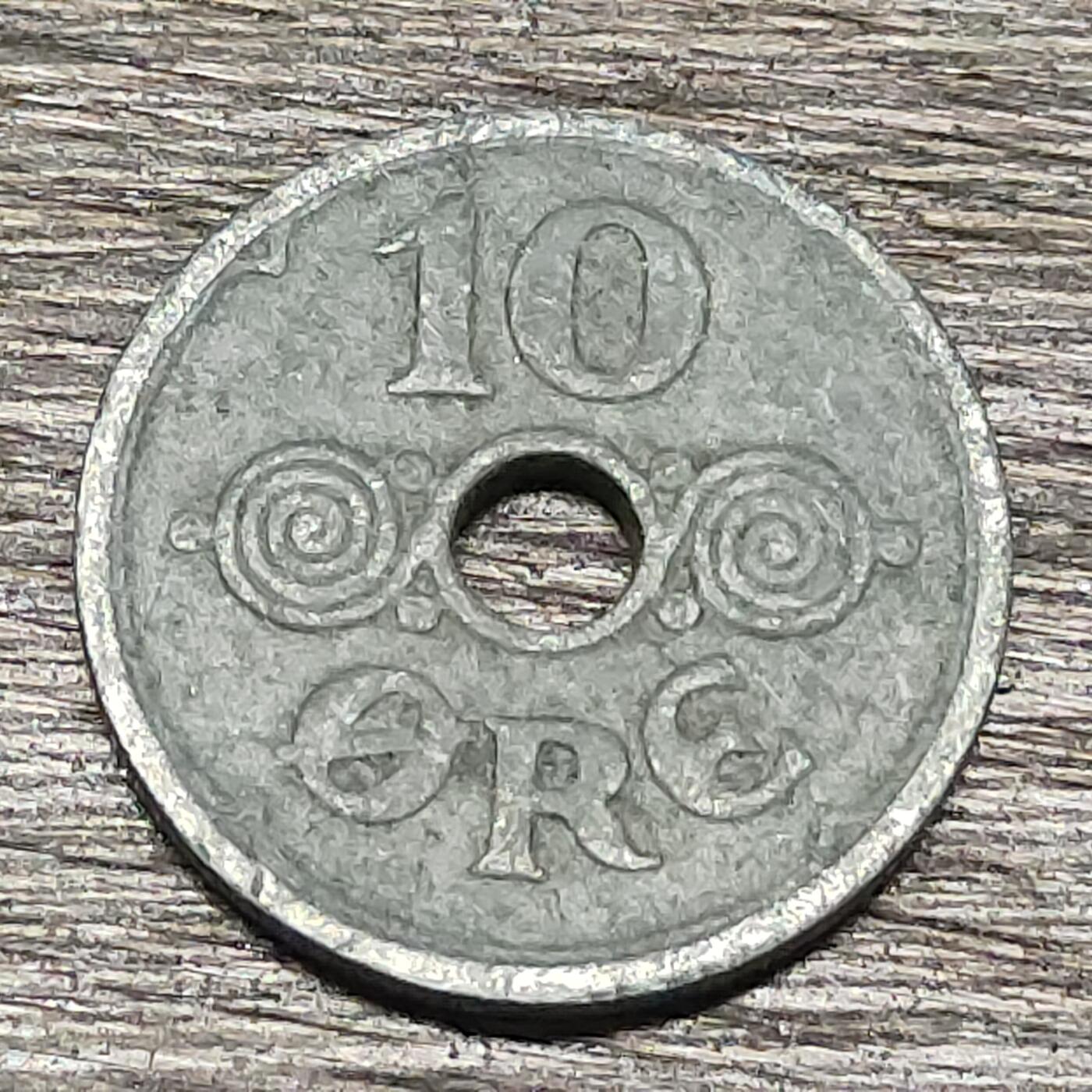 【铜匠收藏】★第130场★散币场，无佣金，30包邮。不满30元，支付5元运费。《接受代拍 代送NGC评级》 1944年 丹麦 10欧尔 中孔锌币