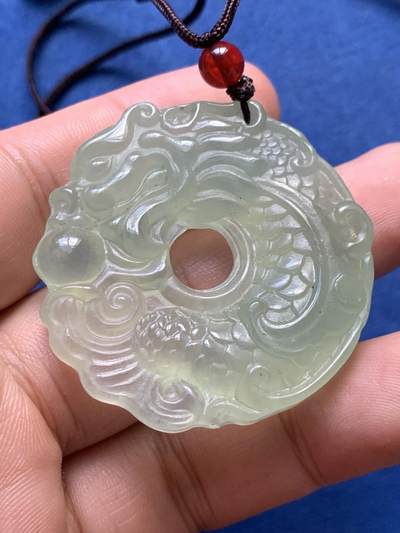 《竞宝斋》第410场 周日，周一，2场连拍 （全场包邮） 玉质龙腾虎跃挂饰一只 直径约44mm 厚约9.9mm 23.4克