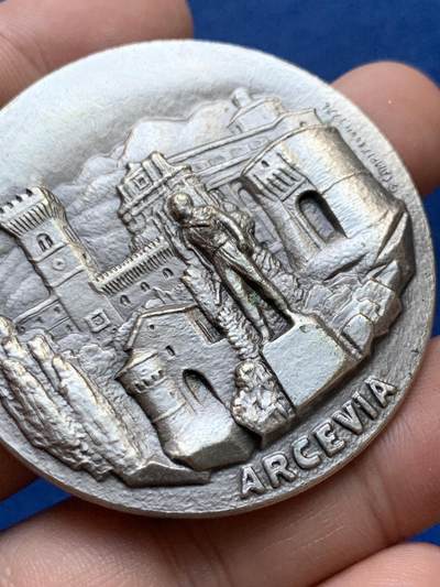 《竞宝斋》第410场 周日，周一，2场连拍 （全场包邮） 意大利塞尼加利亚-阿尔切维亚马拉松纪念章 43.9克 50.2mm