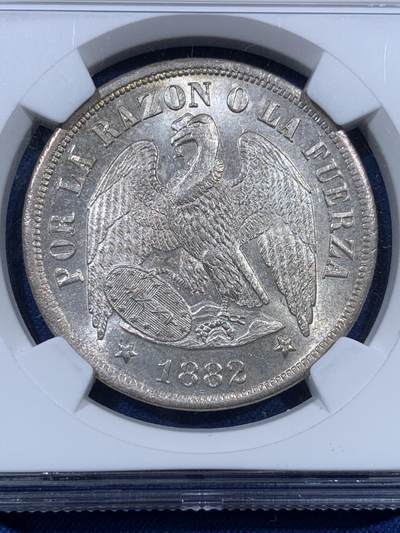 《竞宝斋》第410场 周日，周一，2场连拍 （全场包邮） NGC MS63 智利1882年秃鹰大银币，智利和英国硝石战争结束前一年的出品，智利在经济困境中任然制作出如此高品质的银币非常不易。