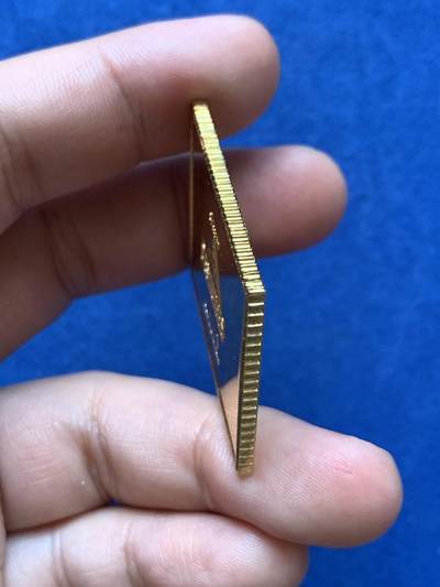 《竞宝斋》第410场 周日，周一，2场连拍 （全场包邮） 西班牙邮政发行美洲探索系列-1976年西班牙国王胡安.卡洛斯一世和王后索菲亚访问美洲 12比塞塔 925银镀金邮票型银章 26.8克 41*30.7mm