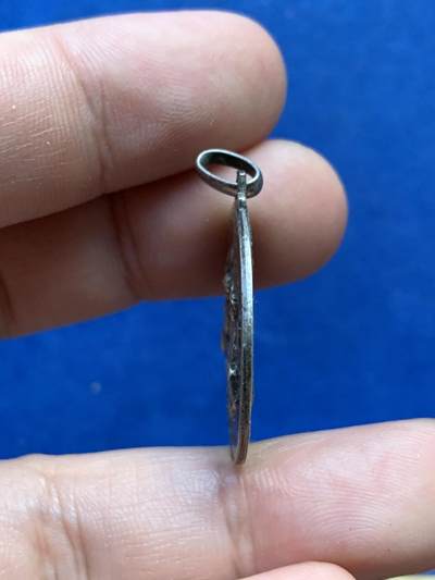 《竞宝斋》第410场 周日，周一，2场连拍 （全场包邮） 双天使银质婚章 在1938年的二战岁月 有这样的订制确实不易 带吊环重约7.9克 26.6mm