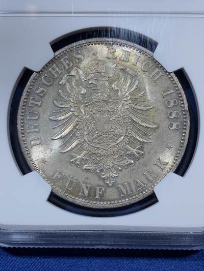 《竞宝斋》第410场 周日，周一，2场连拍 （全场包邮） NGC MS63 德国 普鲁士 1888年 三皇 5马克 银币 包浆五彩值得入手