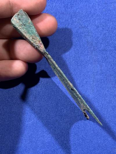 《竞宝斋》第410场 周日，周一，2场连拍 （全场包邮） 公博 美88分 先秦三晋地区斜肩“武”字空首布 品相极好 附X光图