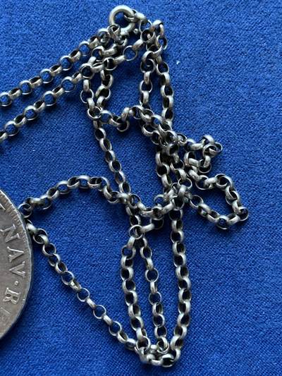 《竞宝斋》第410场 周日，周一，2场连拍 （全场包邮） 1785年路易十六1埃居银币 带链子重约38.2克 41.2mm 链子材质不明