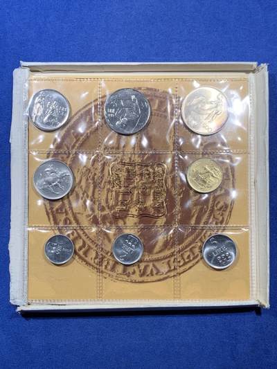 《竞宝斋》第410场 周日，周一，2场连拍 （全场包邮） 原盒证书 圣马力诺1972年8枚封装套币 其中一枚500里拉是银币 证书里带全套72年邮票8张 非常稀少