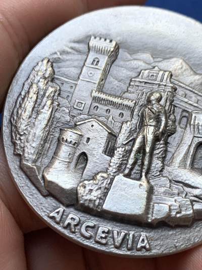 《竞宝斋》第410场 周日，周一，2场连拍 （全场包邮） 意大利塞尼加利亚-阿尔切维亚马拉松纪念章 43.9克 50.2mm