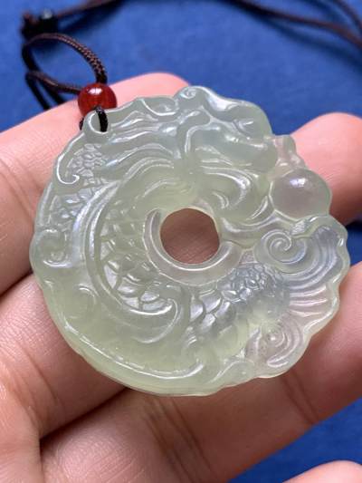 《竞宝斋》第410场 周日，周一，2场连拍 （全场包邮） 玉质龙腾虎跃挂饰一只 直径约44mm 厚约9.9mm 23.4克