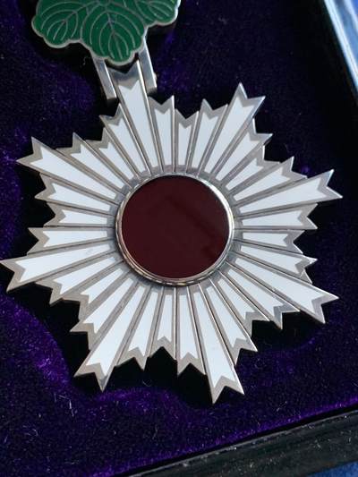 《竞宝斋》第410场 周日，周一，2场连拍 （全场包邮） 日本勋六等单光旭日章 银质 红色旭日和紫绿桐花完整为经典七宝烧 红白绶带 略章齐全 木质原盒刻字清晰
