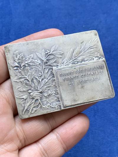 《竞宝斋》第410场 周日，周一，2场连拍 （全场包邮） 波尔多法殖油厂纪念镀银铜章 高浮雕 68.3克 59.8*45mm