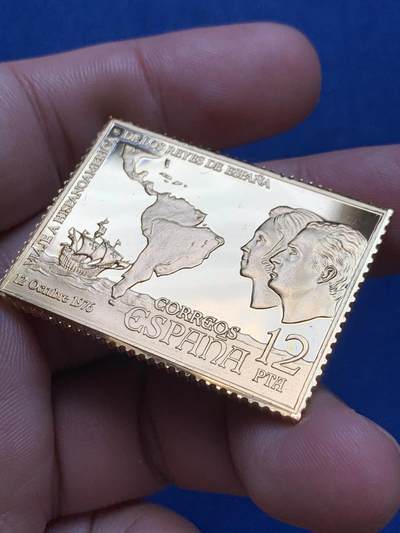 《竞宝斋》第410场 周日，周一，2场连拍 （全场包邮） 西班牙邮政发行美洲探索系列-1976年西班牙国王胡安.卡洛斯一世和王后索菲亚访问美洲 12比塞塔 925银镀金邮票型银章 26.8克 41*30.7mm