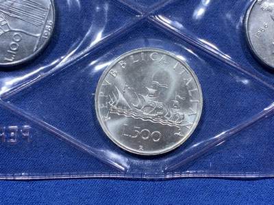 《竞宝斋》第410场 周日，周一，2场连拍 （全场包邮） 原册未拆 意大利 1986 套币，内含2枚银币。