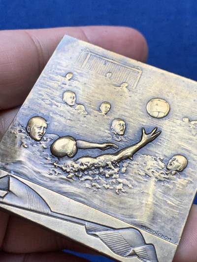 《竞宝斋》第410场 周日，周一，2场连拍 （全场包邮） 法国运动协会水上排球比赛铜章 94.6克 53.2*50.5mm 丰饶角铜标