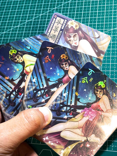 显眼宝28期【关注参拍有赠卡】 - 绘天阁卡牌   本草纲目系列  百合三渐变加一艺术卡  共4张    彩闪磨砂  大卡尺寸  63*88