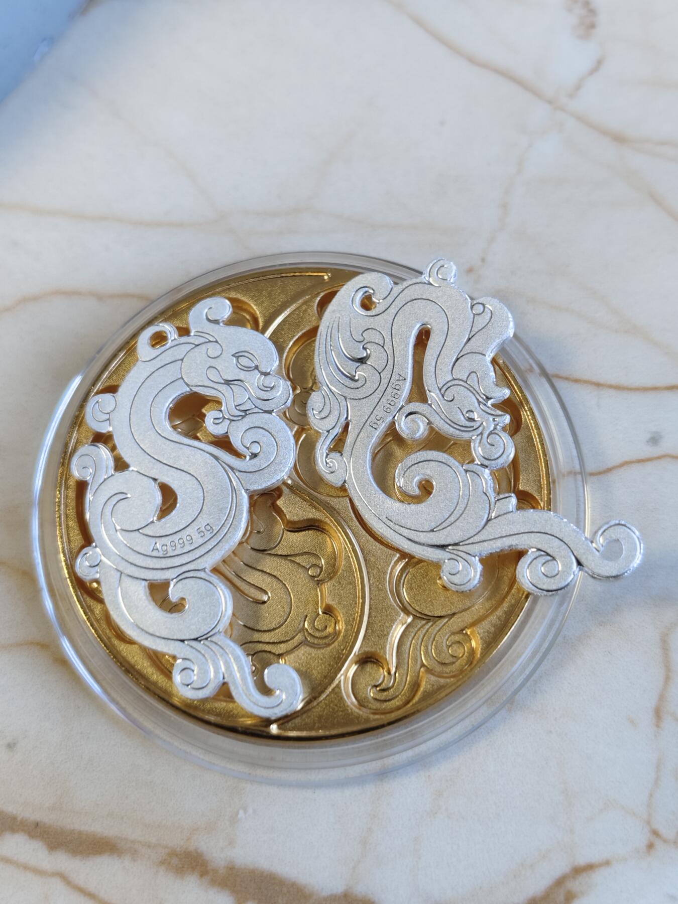 第171期拍卖【长期征集拍品】 中国龙凤和鸣纪念吊坠 2X5克 999银 发行量：10万套 盒证全