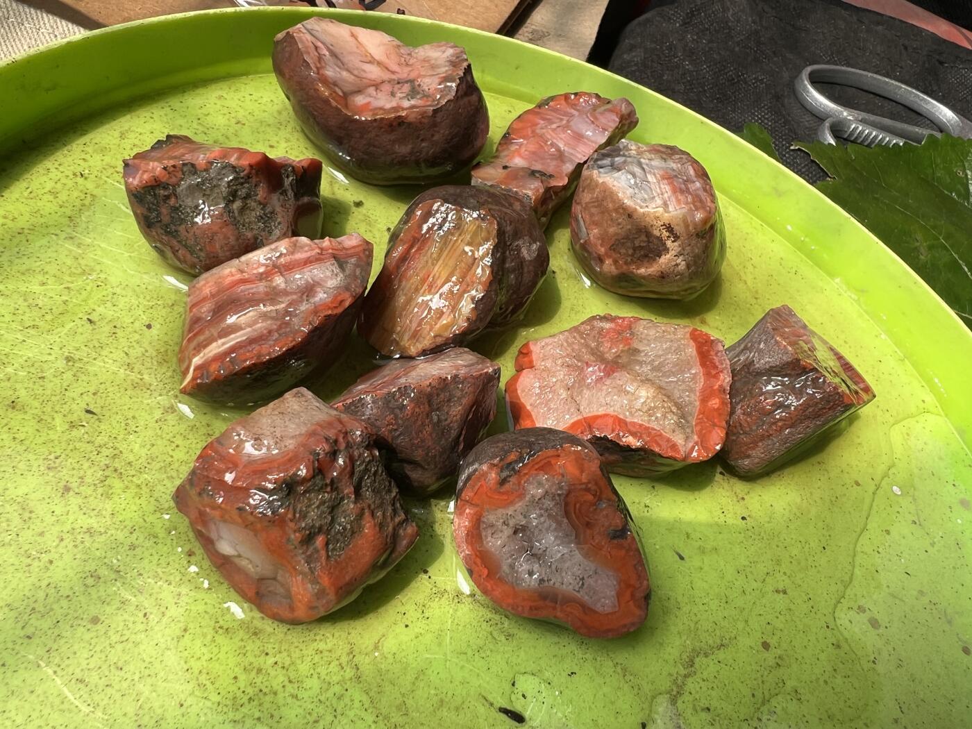 零元拍：粉粉嫩嫩的南红玛瑙葫芦，纯手工，尺寸约：大肚 14，小肚 10，高 22，4.4克，因为拍照环境以及光线的变化，颜色以实物为准。拍到就送一斤（只多不少）南红鱼缸石。