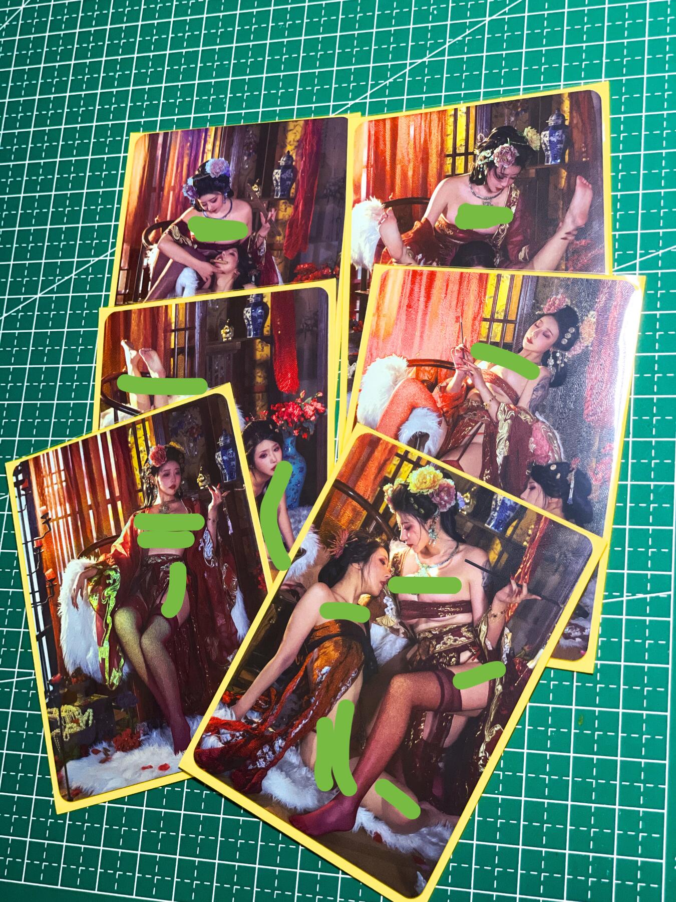 显眼宝28期【关注参拍有赠卡】 再拍一次 红袜cos 绝美6张不可错过  折光彩闪工艺  63*88