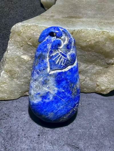 阿富汗老矿青金石雕件通货吊坠一块， 阿富汗老矿青金石雕件通货吊坠一块，