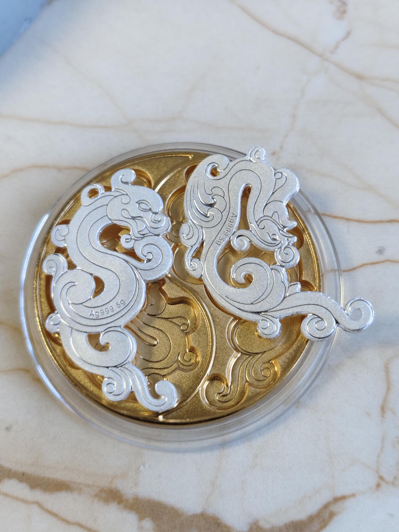 第171期拍卖【长期征集拍品】 中国龙凤和鸣纪念吊坠 2X5克 999银 发行量：10万套 盒证全