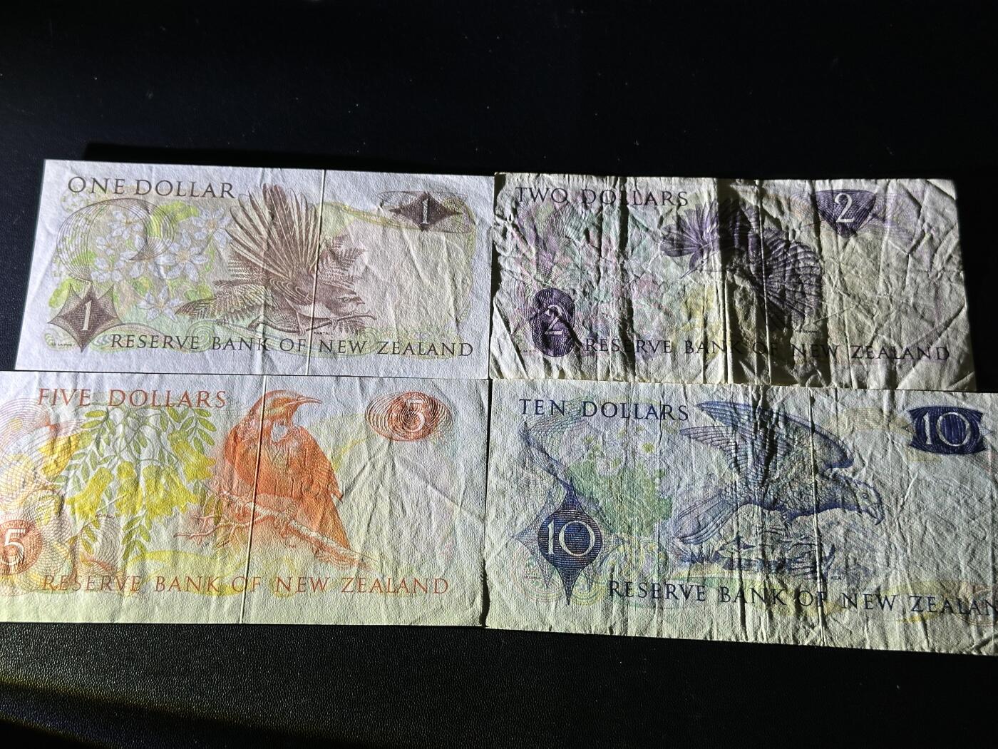 《外钞收藏家》第五百五十九期（靓号、稀少评级等品种丰富）（本平台长期征集拍品、欢迎藏友们联系合作） 新西兰1、2、5、10元 四张一起 非全新 品相如图
