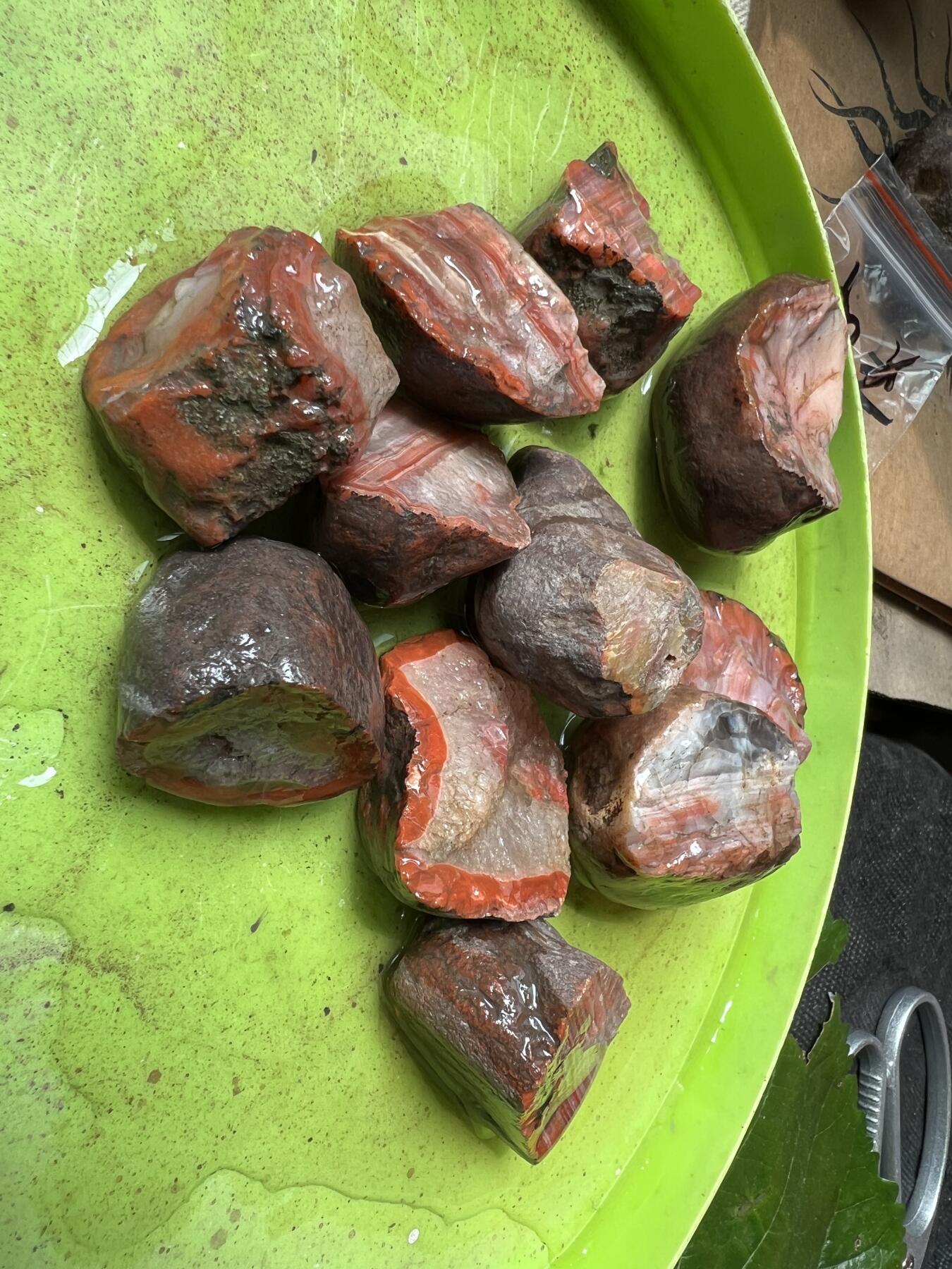 零元拍：粉粉嫩嫩的南红玛瑙葫芦，纯手工，尺寸约：大肚 14，小肚 10，高 22，4.4克，因为拍照环境以及光线的变化，颜色以实物为准。拍到就送一斤（只多不少）南红鱼缸石。