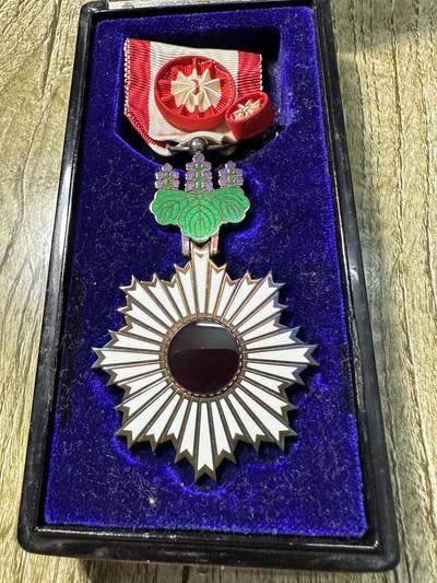 章，钱币 - 库存品相，四等旭日章，原盒带略，少见，早期盒