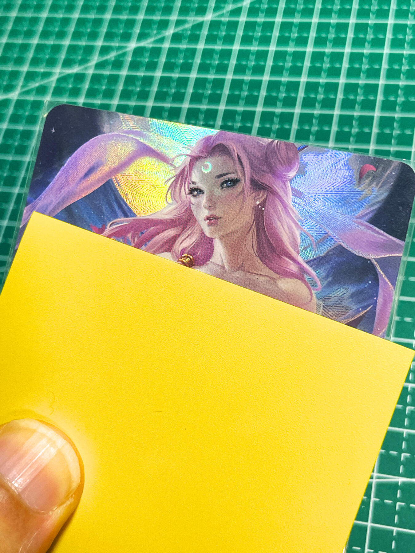 显眼宝28期【关注参拍有赠卡】 墨卡文创卡牌   超级老卡系列卡  月之女神   艺术卡   共1张   折光彩闪工艺  大卡尺寸  63*88